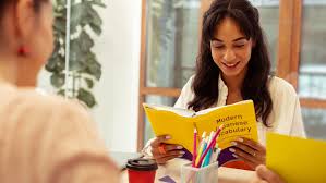 سيدة تقرأ كتابا